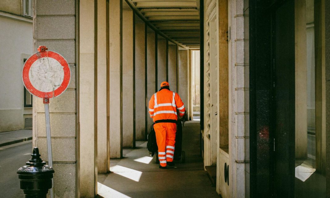 32 Einsatzkräfte räumen Nürnberger Altstadt: rund 18 Tonnen Silvestermüll eingesammelt 32 Einsatzkräfte räumen Nürnberger Altstadt: rund 18 Tonnen Silvestermüll eingesammelt