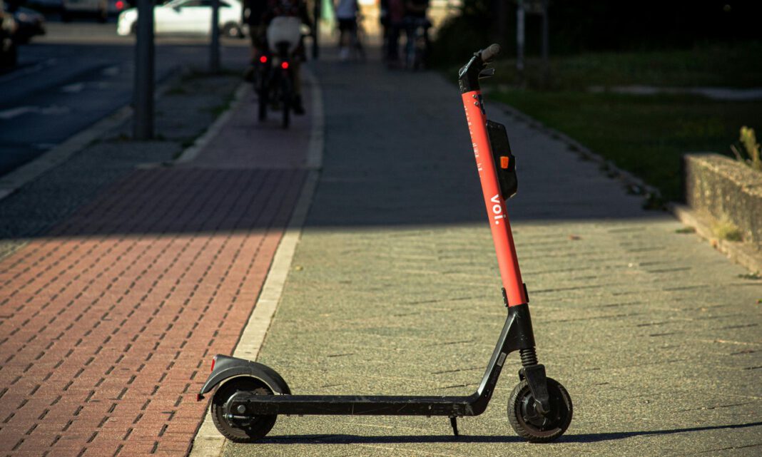 Erlangen setzt Abstellverbot für E Scooter in Innenstadt und Burgberg während Bergkirchweih durch