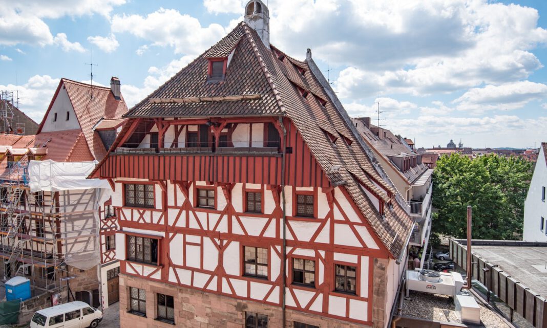 Holzbüste von Ignaz Huber wird im Albrecht Dürer Haus gezeigt und der Stiftung übergeben Holzbüste von Ignaz Huber wird im Albrecht Dürer Haus gezeigt und der Stiftung übergeben