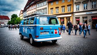 Ist dieser blaue VW Bus in der Erlanger Innenstadt ein echtes Polizeiauto?