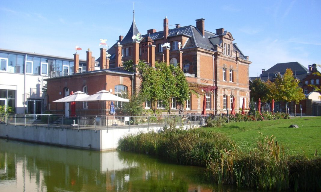 Nürnberg versteigert ungeliebte Weihnachtsgeschenke in der Villa Leon Nürnberg versteigert ungeliebte Weihnachtsgeschenke in der Villa Leon