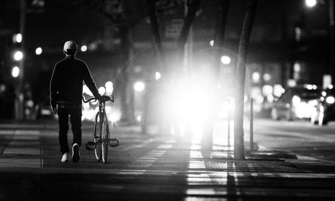 Sichtbarkeit im Dunkeln: Stadt startet Kampagne mit Plakaten, Buswerbung und Spots