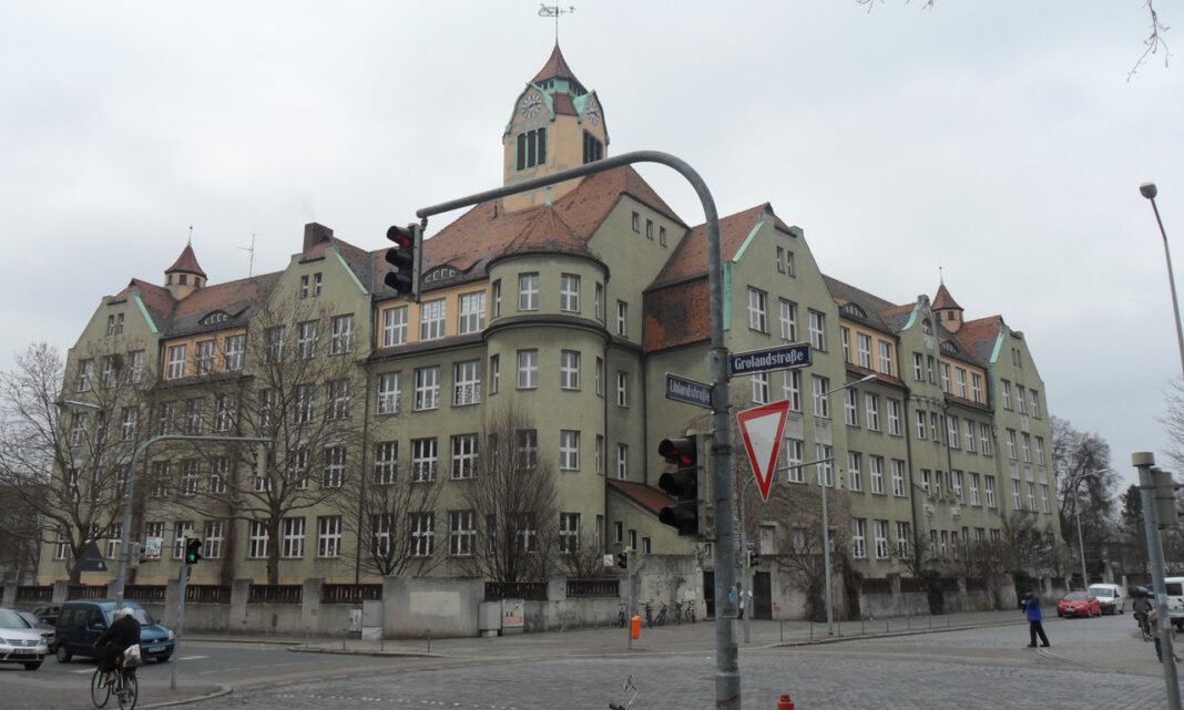 Turmuhr der Ludwig-Uhland-Schule wird ausgebaut und restauriert