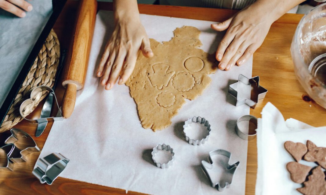 Väter und Kinder backen gemeinsam in Neumarkt: KoKi lädt zu vorweihnachtlichem Kurs ein