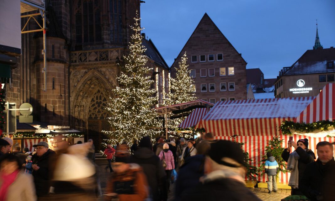 Weihnachtsbaum auf Nürnberger Bahnhofsplatz erstrahlt mit 8500 Lichtern